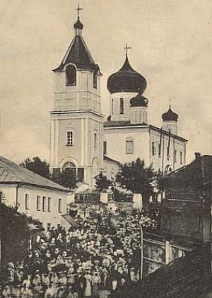 Крестный ход от собора по улице Петра Великого. У ворот собора видна небольшая часовня.
Увеличенное фото с открытки начала ХХ века.